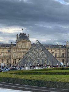 La Piramide che consente l'accesso al Louvre